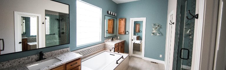 Osvetljena kopalnica v turkizni barvi