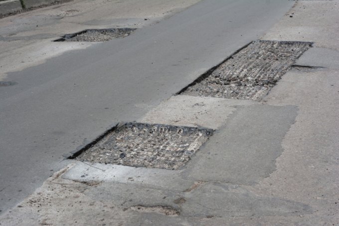 odrezani deli poškodovanega asfalta