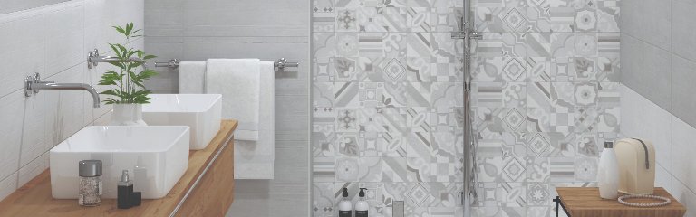 bele keramične ploščice v kopalnici