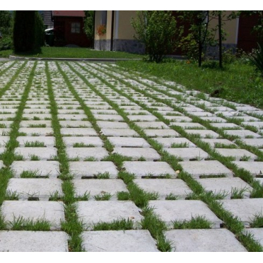 Kvadratni travni tlakovci na vrtu pred hišo